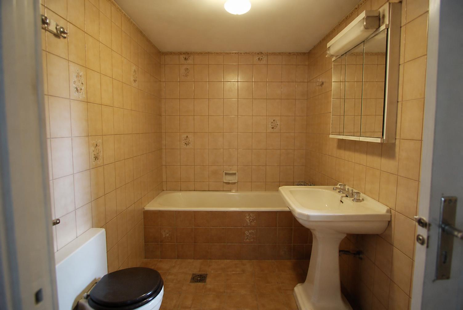 Altes, renovierungsbedürftiges Badezimmer vor der Sanierung